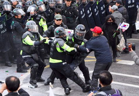Enfrentamientos entre Policía surcoreana y simpatizantes de la presidenta destituída Park Geun-hye.
