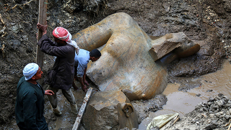 VIDEO: Histórico hallazgo en un suburbio de El Cairo de una colosal estatua del faraón más célebre