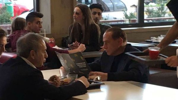 Silvio Berlusconi en el local de comida rápida