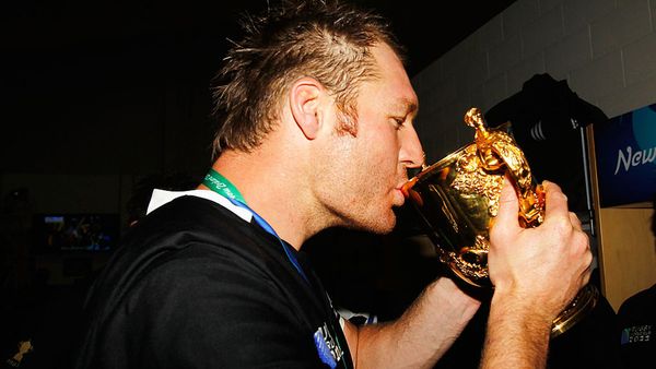 Ali Williams besando la Copa del Mundo de Rugby en 2011 (Getty Images)