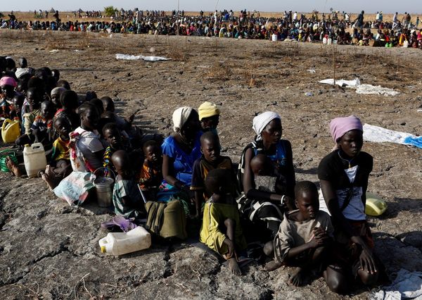Mujeres con sus hijos en Sudán esperan ser registrados para luego recibir alimentos. (REUTERS)