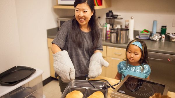 Los niños aprenden a cocinar y a hacer todo tipo de tareas manuales