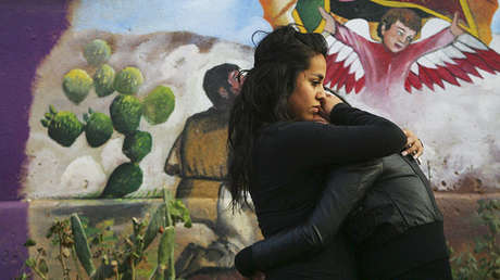 Amigos de Ramses Barron lloran su muerte en Nogales (EE.UU.), el 6 de enero de 2011. 