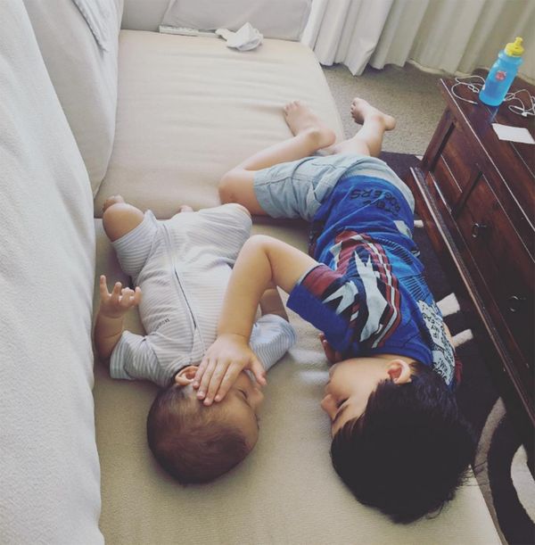 William consuela a su hermanito Thomas (Instagram)