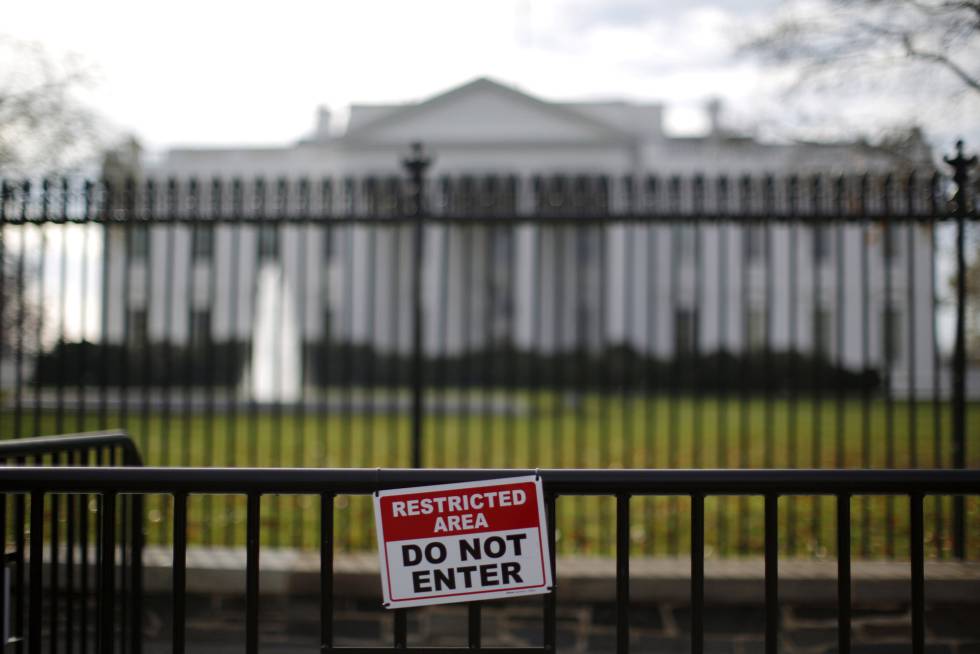Una valla en la parte frontal de la Casa Blanca, en 2015rn 