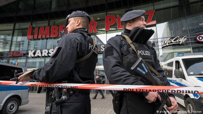 Polizei schließt nach Terrordrohung Einkaufszentrum (picture alliance/dpa/B. Thissen)