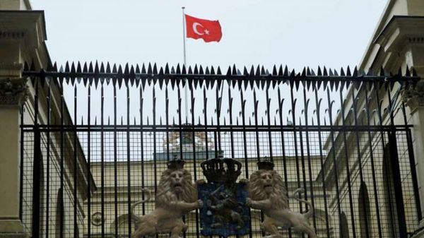 El frente del consulado de Holanda en Estambul, con la bandera turca al frente (@STcom)