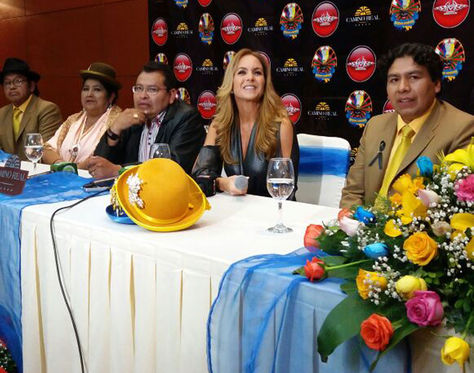 La artista mexicana Lucero en conferencia de prensa en La Paz.