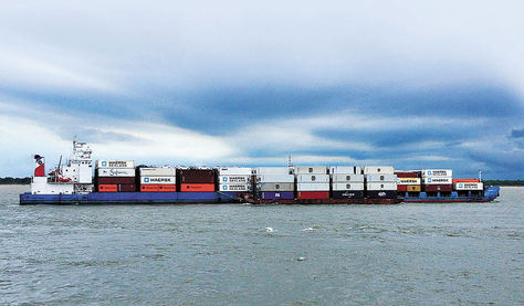 Paraguay. Una barcaza transporta contenedores por la hidrovía cerca del puerto de Nueva Palmira.