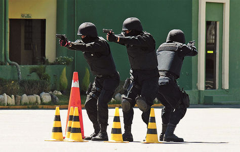 Acción. Policías de grupos especiales realizan ejercicios con armas en el patio de la Anapol, en febrero de este año.