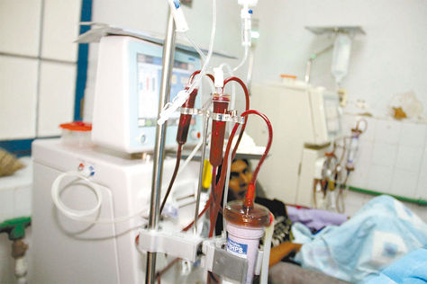 Diálisis. Paciente en sesión dentro del Hospital de Clínicas, La Paz.