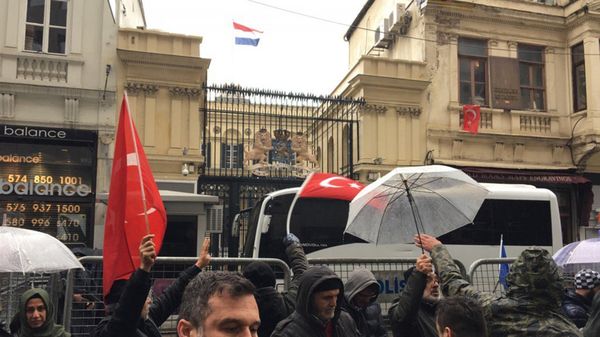 El consulado holandés en Estambul, blanco reciente de protestas (@SidselWold)
