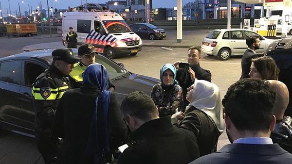 La ministra de Familia turca fue expulsada de Holanda el sábado cuando se disponía a participar de un acto político entre la comunidad de sus ciudadanos en ese país (@politicturk)