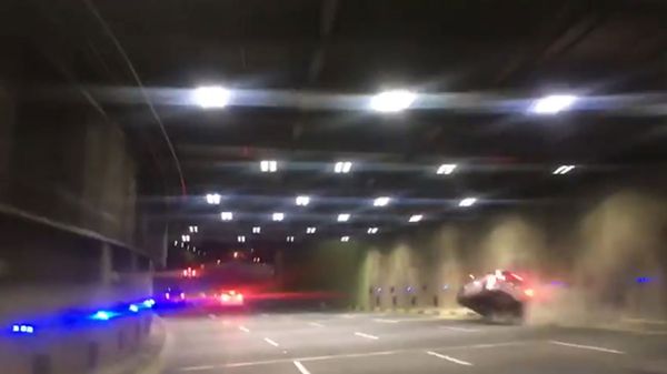 El flamante Mercedes Benz Clase A se estrella contra la pared del túnel. Comienza a volcar a incendiarse