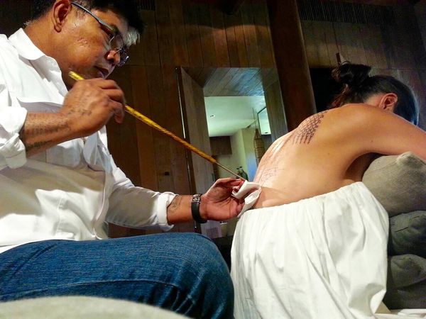 Ajarn Noo Kanpai utiliza una barra de acero con agujas quirúrgicas para ilustrar con tinta la espalda de Angelina Jolie. Fue en febrero de 2016, cuando nada hacía sospechar que se separaría de Brad Pitt (Grosby Group)