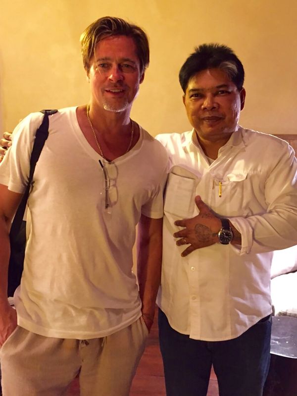 Brad Pitt se tatuó un símbolo budista al costado de su estómago (Grosby Group)