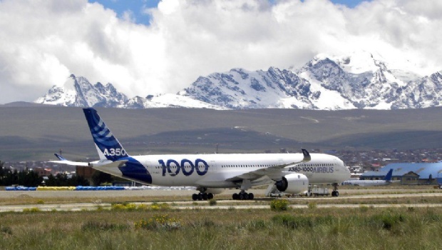 El gigante avión Airbus A350-1000 se prueba en la altura de La Paz