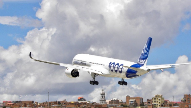 El gigante avión Airbus A350-1000 se prueba en la altura de La Paz