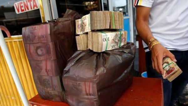 Billetes de 100 bolivares (Reuters/archivo)