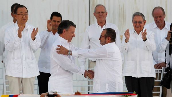 Juan Manuel Santos y Timochenko tras la firma del acuerdo de paz, el 26 de septiembre en Cartagena (Reuters)