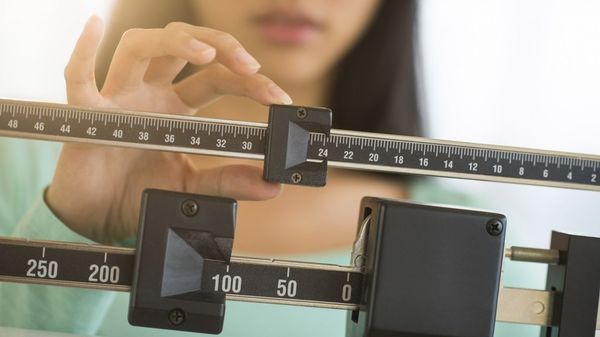 Bajar de peso es difícil, pero mantener los logros es más complicado aún. Según el nuevo estudio, muchas personas abandonan las dietas porque mejoran la salud menos que el ejercicio. (IStock)