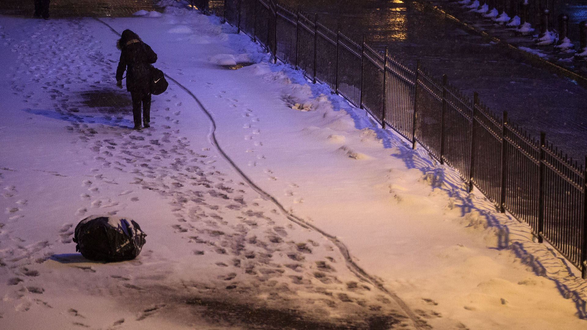 Una mujer camina frente al New York Stock Exchange