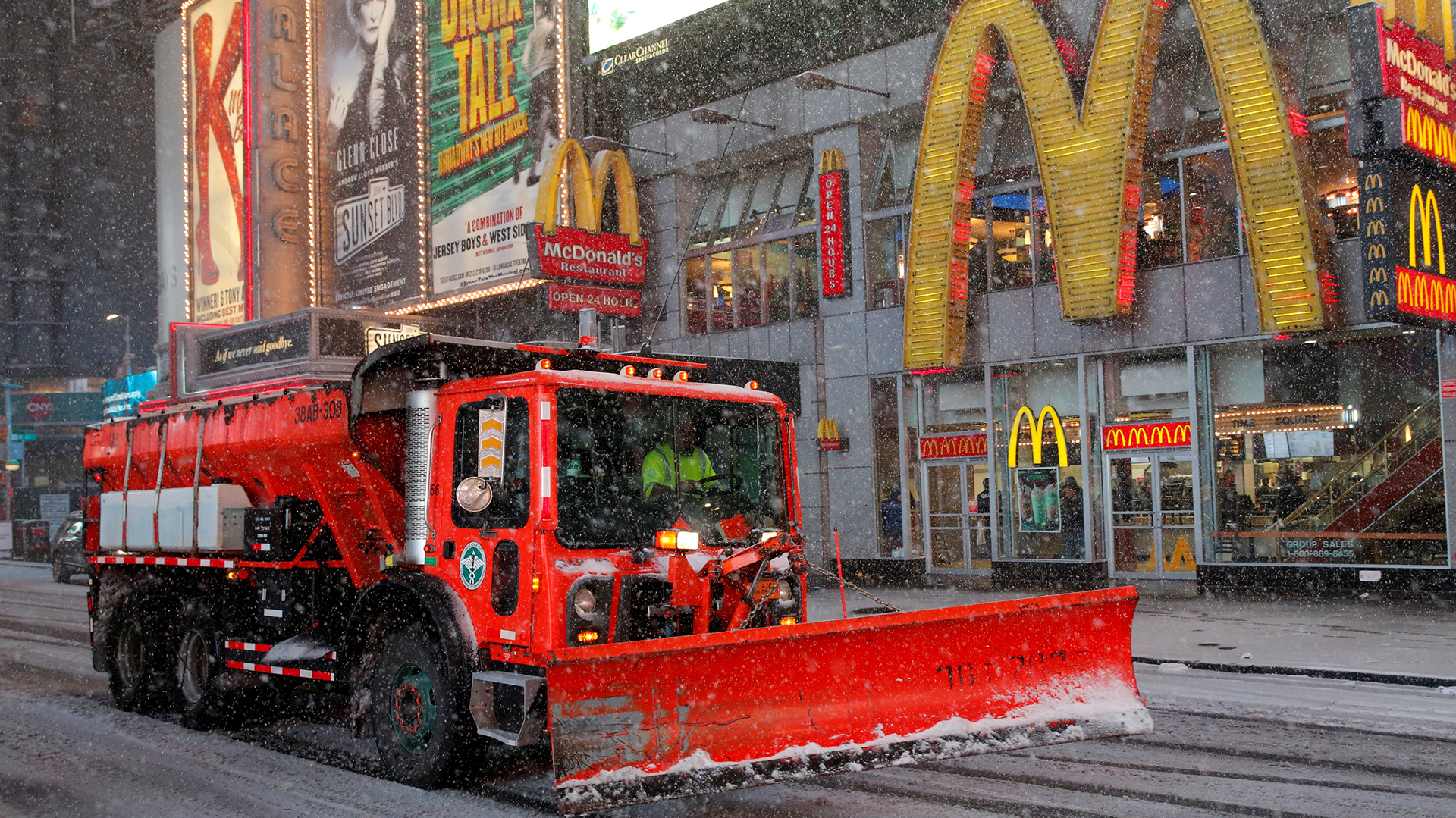 Los trabajos para limpiar la nieve se realizaban a toda prisa para evitar acumulaciones