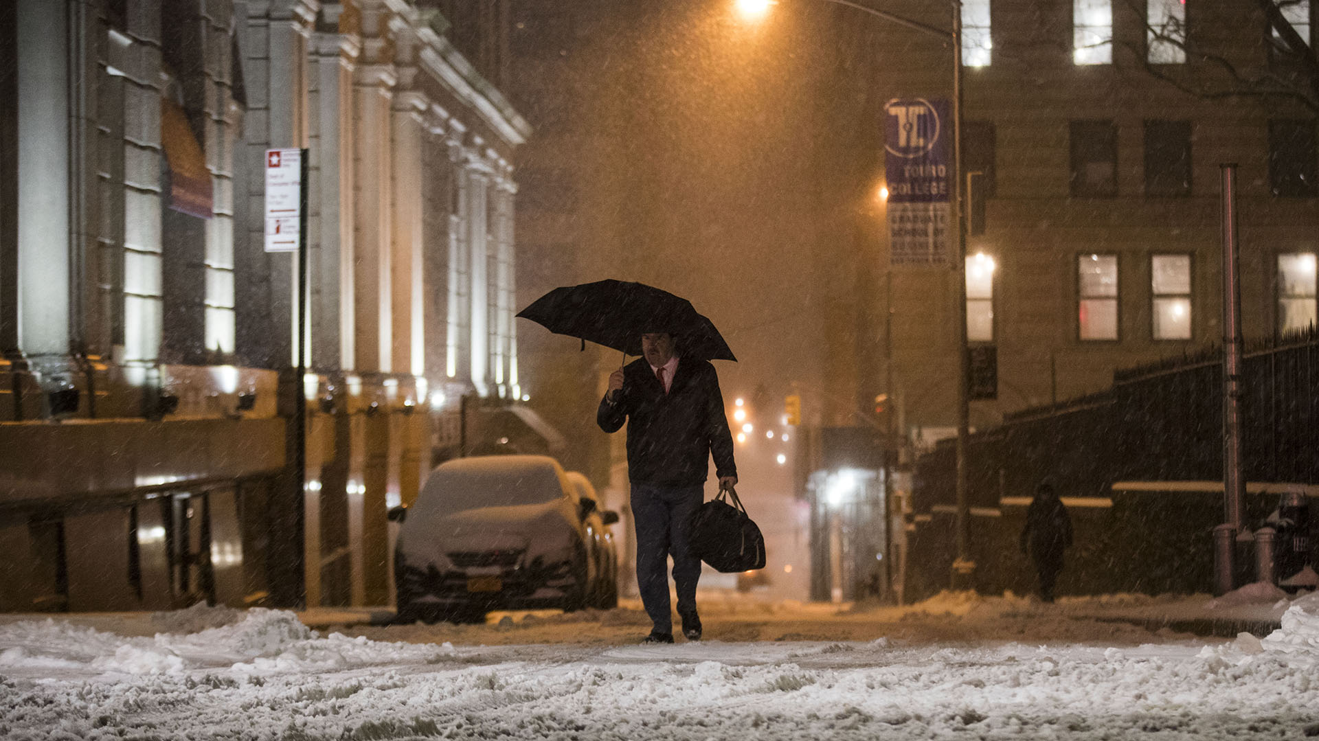Un hombre desafía a la tormenta y el “estado de emergencia” con un paraguas