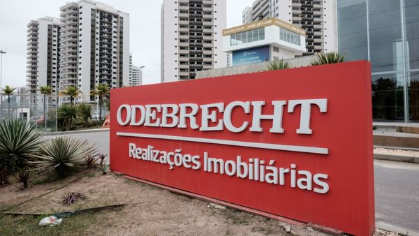 La lista incluye a funcionarios señalados por ex ejecutivos arrepentidos de Odebrecht, la constructora que pagó millonarios sobornos a cambio de contratos (AFP)