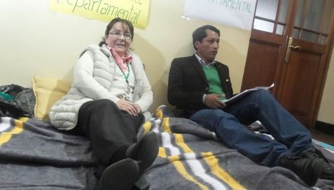 El secretario General de la Gobernación de La Paz, Ricardo Mamani, y la asesora General, María Esther Palma, instalaron la huelga de hambre. Foto: Dennis Luizaga 