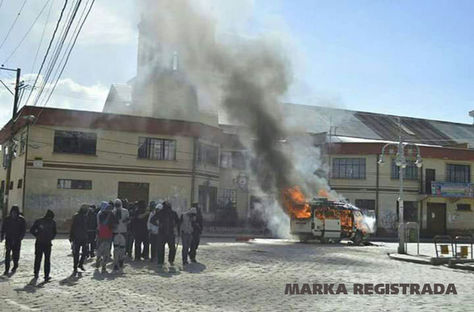 Pobladores de Achacachi queman movilidad del alcalde, Édgar Ramos Laura.