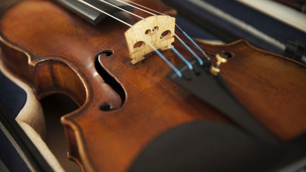 El Ames Stradivarius robado en 1980 y recuperado por el FBI 25 años después en una tienda de remates de California (The Washington Post)