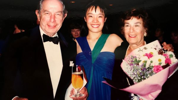 Roman y Melanie Totenberg junto a Mira Wang, durante un concierto en Nueva Zelanda en 1986 (The Washington Post)