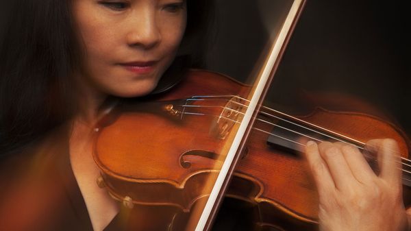 Wang ejecuta en su casa de Nueva York el Stradivarius que perteneció a su mentor. Ahora está en poder de las tres hijas de Totenberg, que decidieron venderlo (The Washington Post)