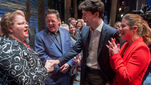 Justin Trudeau saluda al elenco de la obra. A su lado, Sophie Gregoire, su esposa (AP)