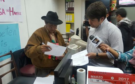 El oficial Mayor de la Cámara de Diputados, Luis Fernando Vía, entrega al diputado de UD Rafael Quispe la notificación de su suspención. Foto: Carlos Nogales