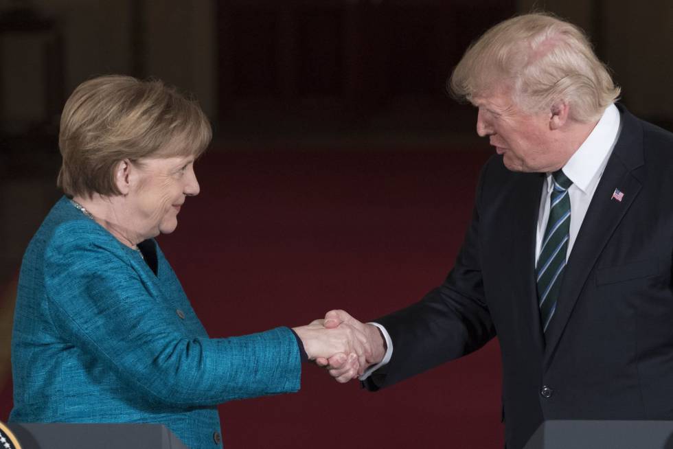 Donald Trump estrecha la mano de la canciller alemana, Angela Merkel.