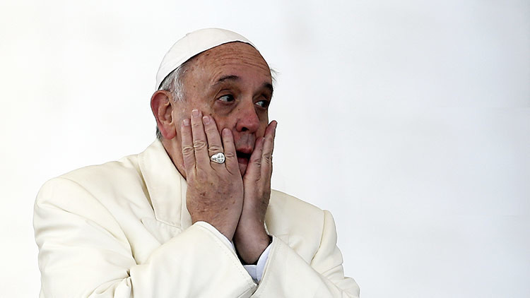 ¿Se encuentra poseído? Llame al '1-800-Exorcista', aconseja el papa Francisco
