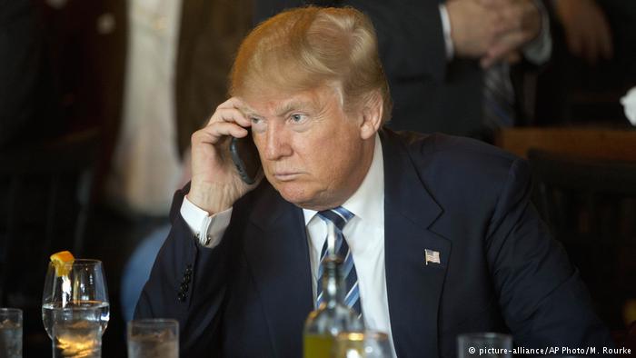 Donald Trump telefoniert (picture-alliance/AP Photo/M. Rourke)