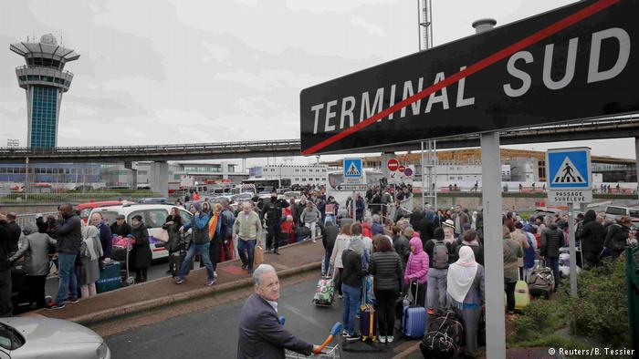 Frankreich Flughafen Paris Orly | evakuierte Passagiere (Reuters/B. Tessier)