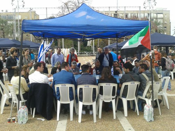 Una de las carpas en la que se reunieron israelíes y palestinos en la Plaza Itzhak Rabin de Tel aviv