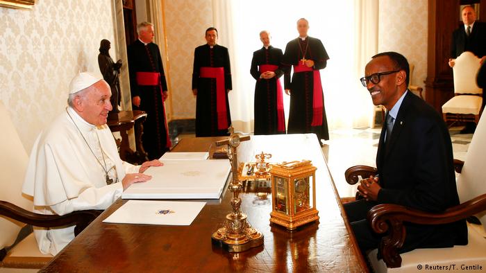 Vatikan Kagame bei Pabst Franziskus (Reuters/T. Gentile)