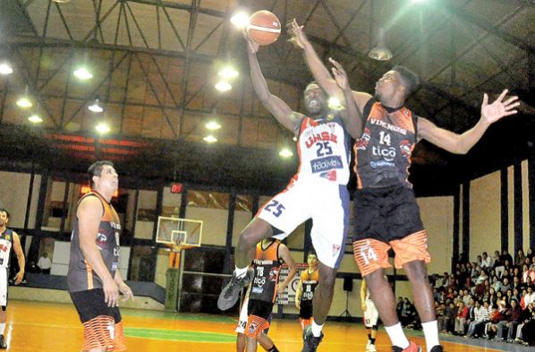 JONATHAN MACKLIN (C) DURANTE EL TORNEO DE 2015, CON LA CAMISETA DE LA SAN SIMÓN. NOÉ PORTUGAL