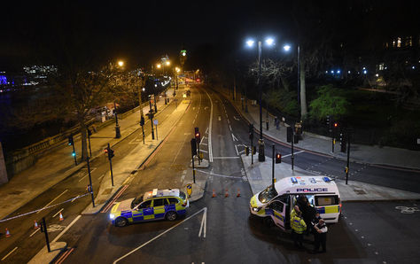 En el atentado, un atacante atropelló con el vehículo que conducía a varias personas en el puente de Westminster antes de estrellar el coche contra las verjas del Parlamento, donde había varios policías. Foto: EFE 