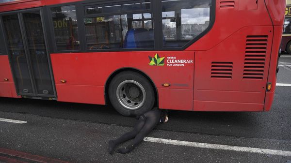 El cuerpo sin vida de Aysha Ahmet Caldelas Frade, debajo de un autobús (Reuters)