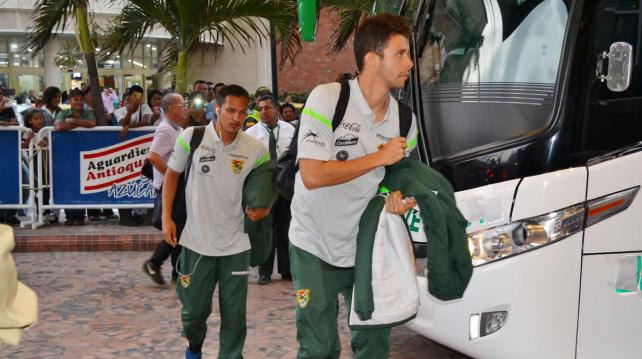 Óscar Áñez y Leonel Justiniano a su llegada a Colombia. Foto. Prensa FBF %image_alt%