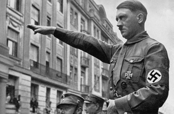 El genocida Adolf Hitler murió en el bunker de Berlín junto a Eva Braun, según aseguró su guardaespaldas (Getty)