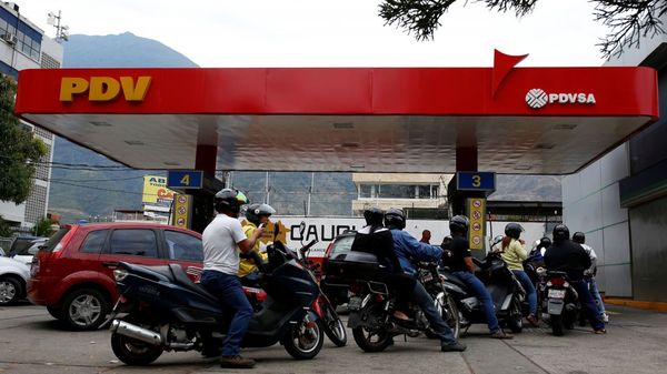 Largas colas para cargar combustible en las pocas gasolineras disponibles (Reuters)