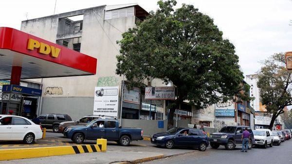 Algunos automovilista denunciaron robos mientras esperaban a cargar combustible (Reuters)