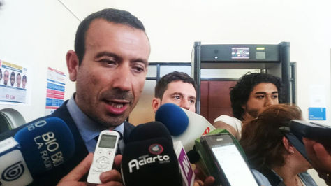 El fiscal Hardy Torres en declaraciones a medios a la conclusión de la audiencia, el miércoles, que determinó detención preventiva para los nueve detenidos bolivianos.